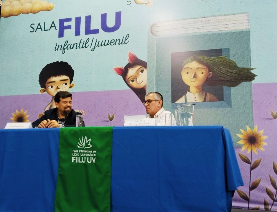 rogelioguedea's tweet photo. Una presentación entrañable la de mi novela “Los años difíciles” (Edebé, 2024), en compañía del escritor veracruzano José Cruz Domínguez, en el marco de la Feria Internacional del Libro Universitario de la Universidad Veracruzana. https://t.co/LcjjJEdSgX