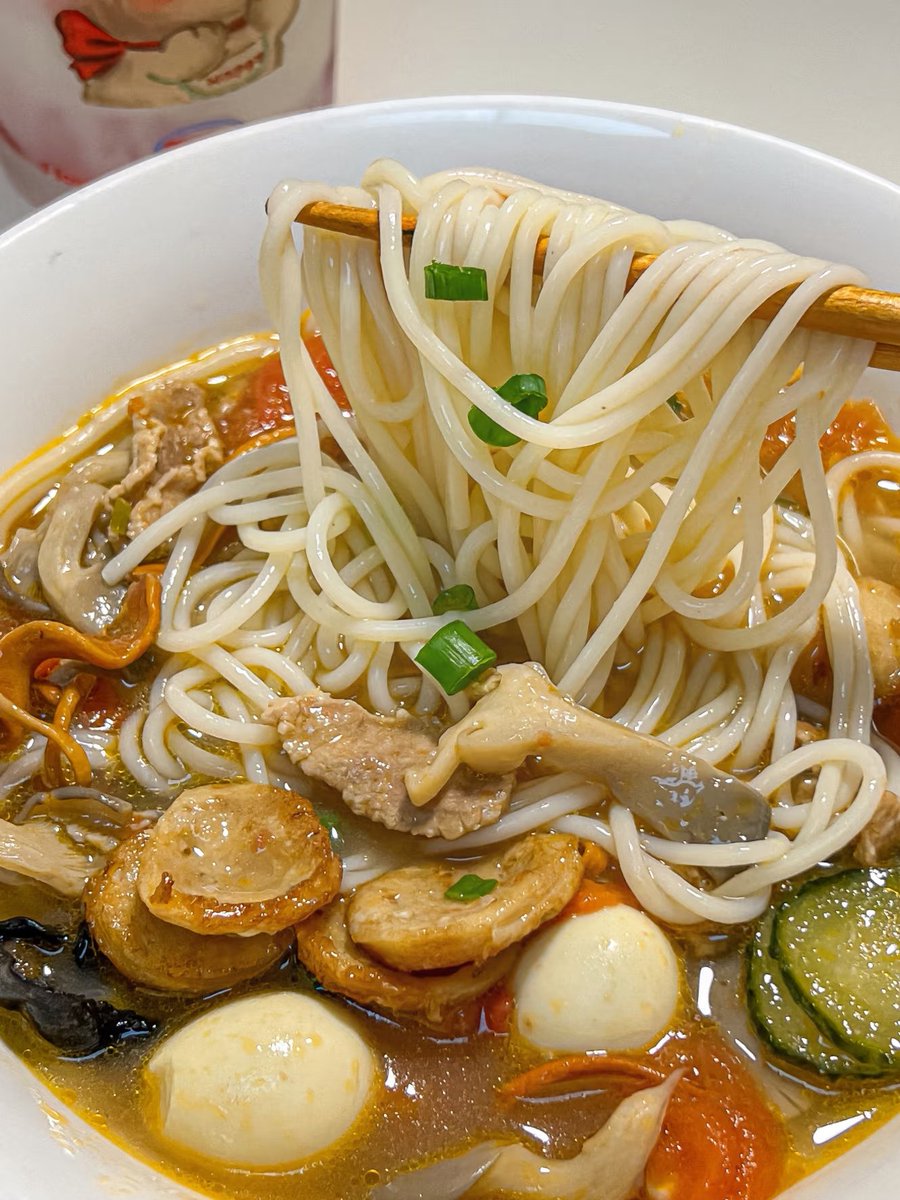 JeanDeng11's tweet photo. 早上嗦碗粉，元气满满🍜 https://t.co/mn0MZzfTTB