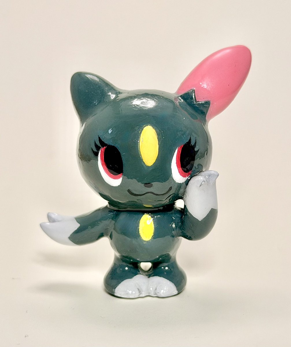 musubeemu's tweet photo. I made this Pokemon Time Sneasel figure as part of an art trade 😼
#pokemon #sneasel https://t.co/4pBuVeBNro