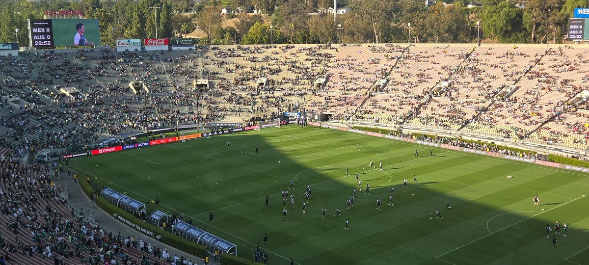 jadelreda's tweet photo. Ya pisa cancha México para su amistoso ante Australia en el histórico Rose Bowl de Pasadena. https://t.co/hT2URZ9OM0