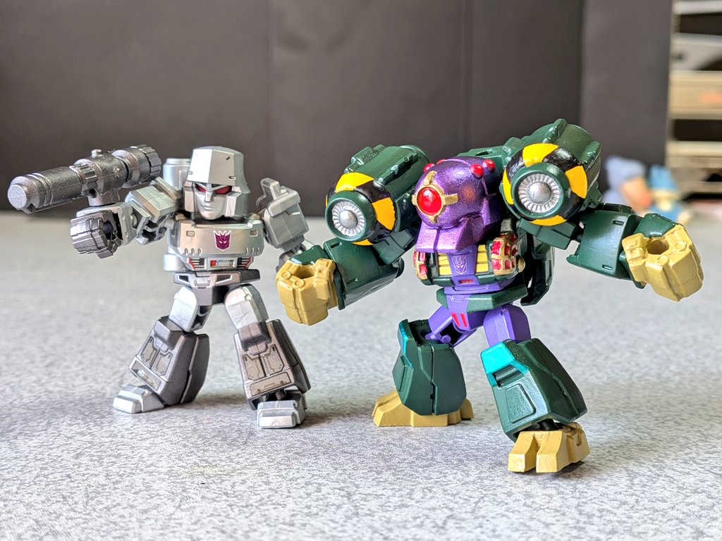 mob0526's tweet photo. ブロッキーズ改造のラグナッツ完成！
共通パーツの多いブロッキーズで体型の違うキャラを作ってみたかったんだよねー
頭部と胸のキャノピーに若干苦戦したけど肩のジェットエンジンも上手く出来て大満足
既存のキャラより若干大きめに作ってるから並べたときも見栄えがいい
#トランスフォーマー
#TFBCC https://t.co/hBa5nwooD9