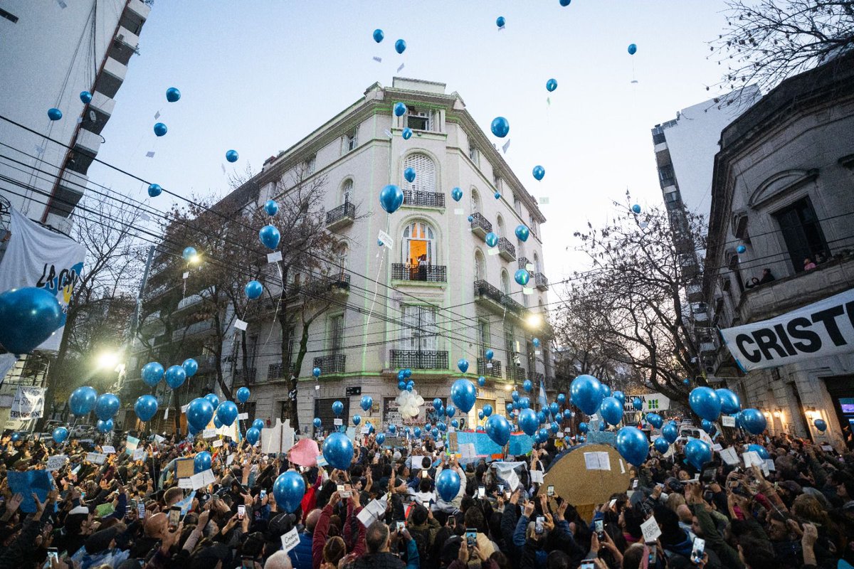 DamianSelci's tweet photo. DE HURLINGHAM A SAN JOSÉ. DE SAN JOSÉ A LA ROSADA ♥️✌🏽

Con miles de vecinos, fuimos hoy desde Hurlingham hasta San José 1111 para acompañar a Cristina. https://t.co/492hl3Y2tN