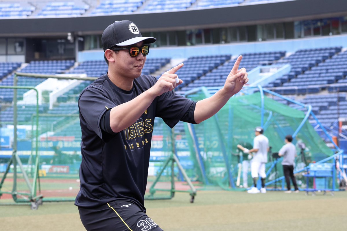 sanspo_tigers's tweet photo. 2026.05.31 ロッテ戦（ZOZOマリン）
本日、32歳の誕生日を迎えた #畠世周 投手🎂
グラウンド入りから笑顔が多く、上機嫌な様子☺️
報道陣にバースデーソングをおねだりする場面もありました🎶
#阪神タイガース
#サンスポ
#サンケイスポーツ https://t.co/iPkOJrmq1O