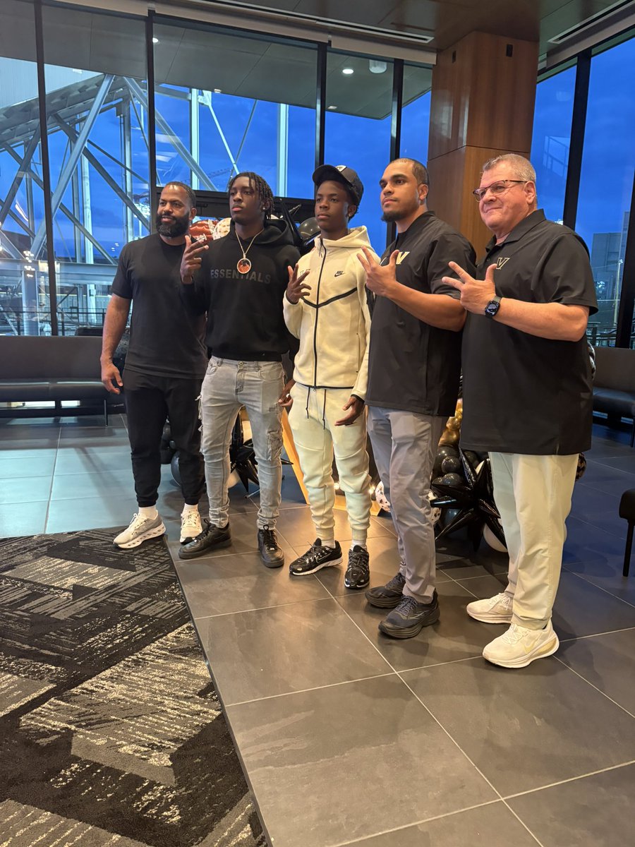 M1AH_D's tweet photo. 2 OF THE TOP WR'S IN THE COUNTRY WITH THE BEST OFFENSIVE STAFF IN THE COUNTRY!! Welcome home @DavionCrumit1e #AnchorDown⚓️

@CoachAlexBailey @CoachDJSteward @TimBeckFB https://t.co/ndgUFa4zEl