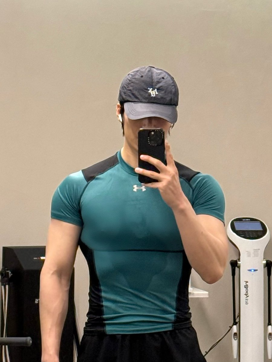 mythdriven's tweet photo. Heavy workout this morning deserves to be posted not in black and white. https://t.co/SI2T8Adcuj