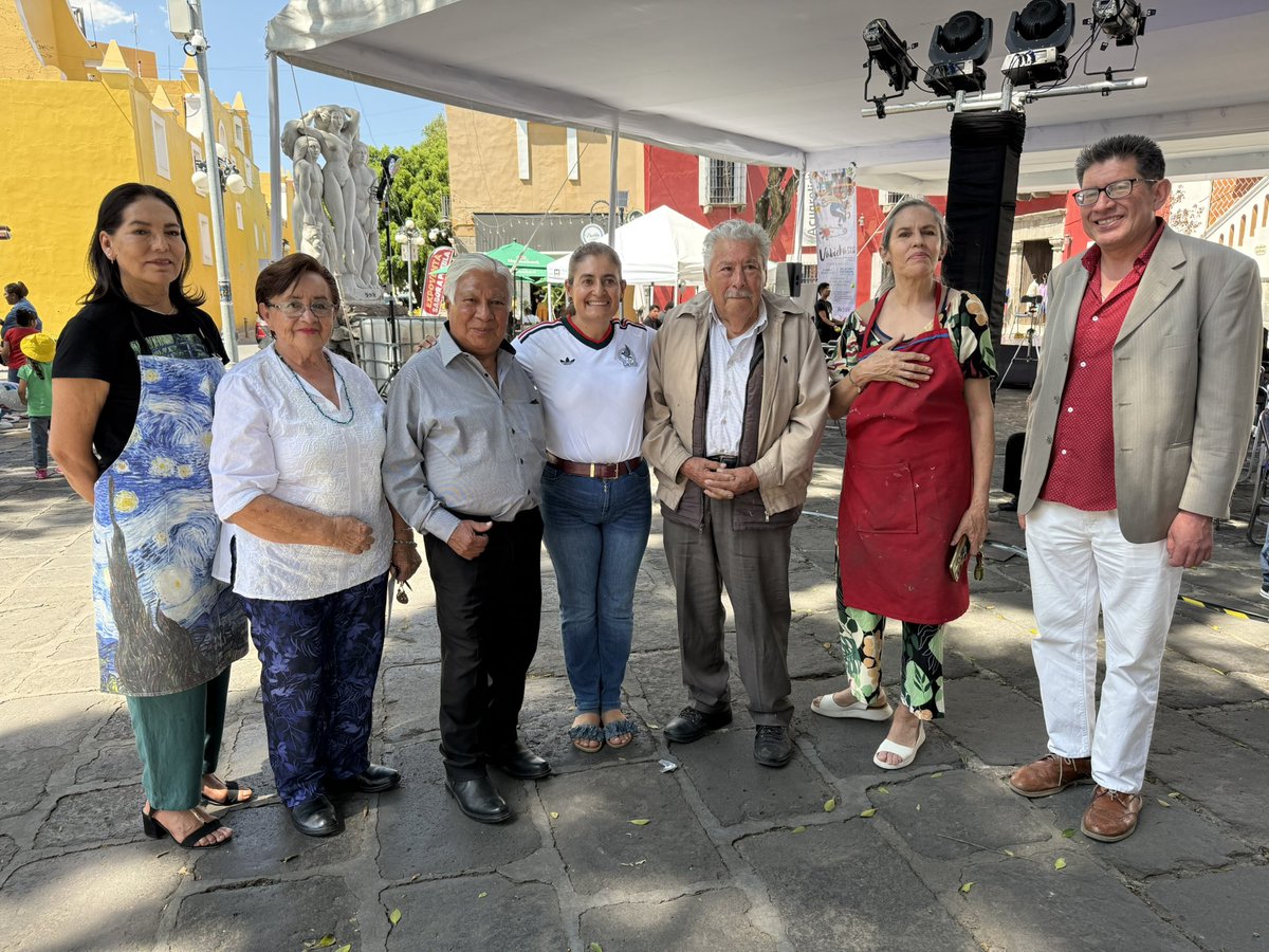 CelinaPGuzman's tweet photo. 🎨 Recorrí el Barrio del Artista de mi amada Ciudad de #Puebla junto al maestro Aurelio Leonor. https://t.co/Xmkn805BEa