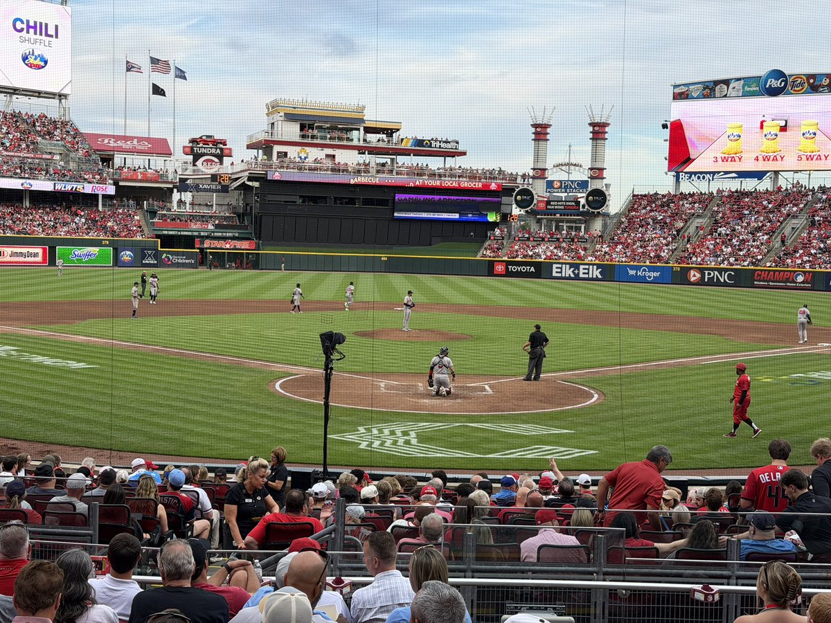 _AVMR_'s tweet photo. @CJNitkowski @BrandonGaudin @Braves Great night to be a Braves fan! Trying to make a CJ foul ball catch tonight. #ChopOn https://t.co/YpWTdqH8Zp