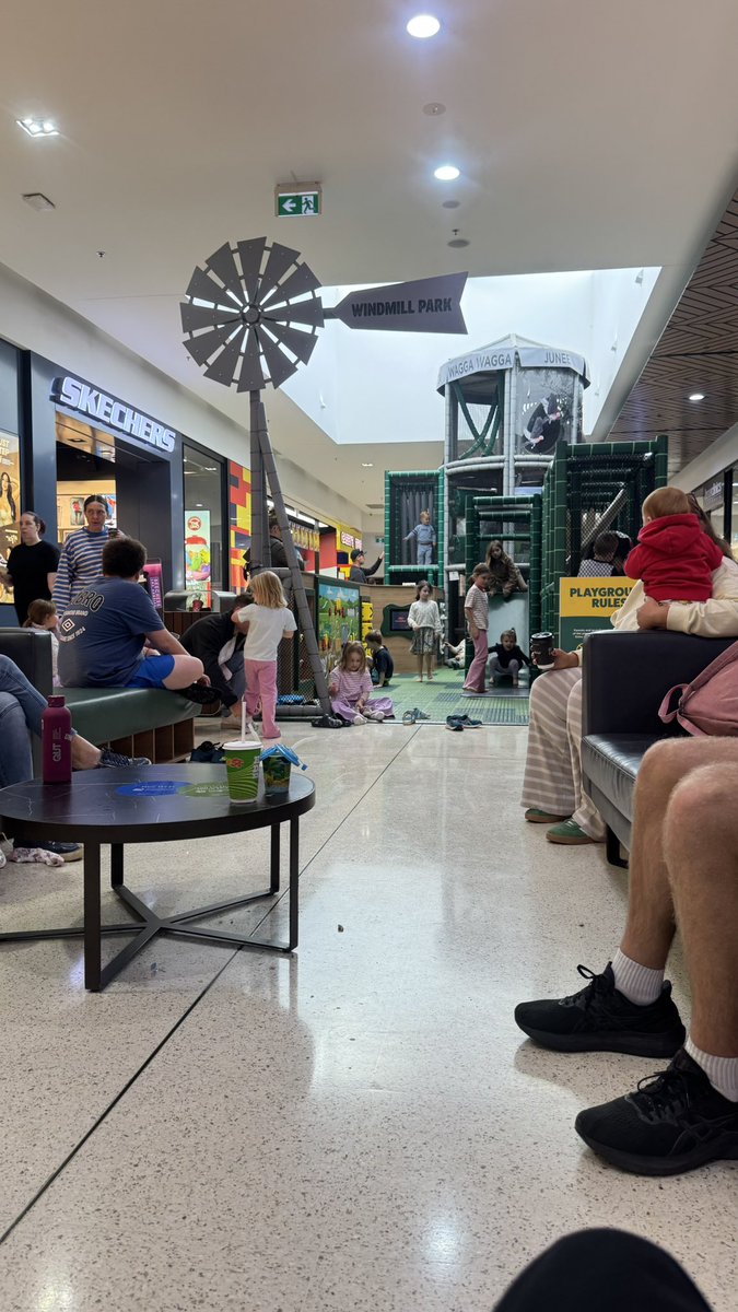Betoktso's tweet photo. Lagi di mall nungguin istri nyalon.
Duduk di depan playground gini liatin anak2 kecil disini lucu bener ya.
Apakah dah saatnya ? Hahahaa https://t.co/RmF0TL9Ksk