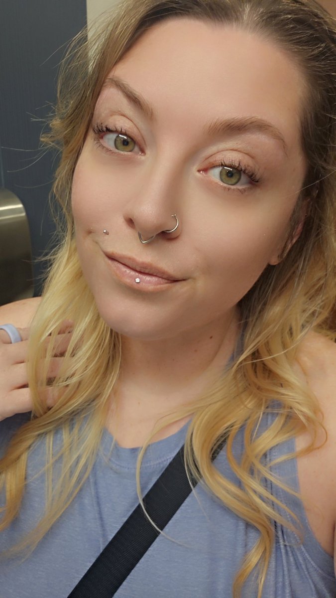 AlexxKnightly's tweet photo. Someday I like to just wear mascara and roll with it ... https://t.co/yGh5ZIJ9rX