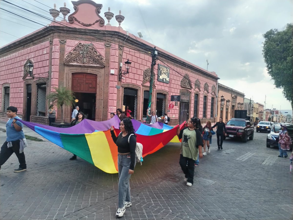 PRODHEG's tweet photo. Hoy el equipo de la PRODHEG acompañó las marchas LGBTQ+ en Irapuato y Salvatierra como instancia observadora, reafirmando nuestro compromiso de vigilar, promover y proteger el ejercicio de los derechos humanos en los espacios públicos.

#SomosPersonasProtegiendoPersonas https://t.co/YMVksP0k95