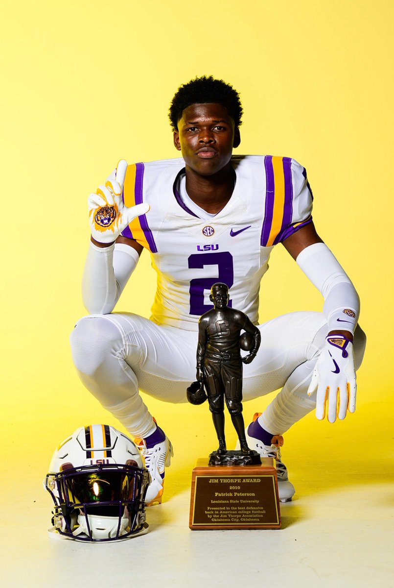 andrechampagnee's tweet photo. High rising Northwest (LA) three-star CB Markez Davis is enjoying his first trip to #LSU. 

Here’s the Opelousas native rocking the purple and gold.

“Every kid dreams to go to LSU. No one is better than LSU,” he told @Geaux247 

Davis is one of the top DBs in the Bayou State 👀 https://t.co/cu6tmDjiso
