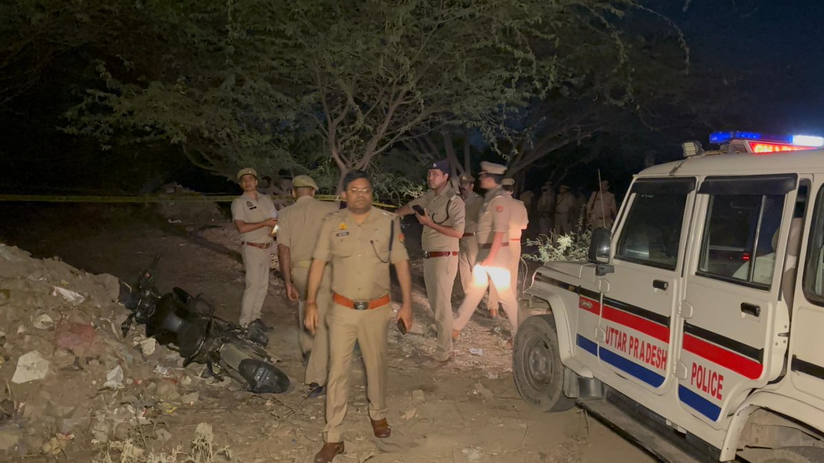 aditytiwarilive's tweet photo. सूर्या चौहान हत्याकांड का मुख्य आरोपी असद पुलिस मुठभेड़ में घायल, इलाज के दौरान मौत
खोडा में युवक की चाकू मारकर हत्या के मामले में था ₹50 हजार का इनामी; पहले ही गिरफ्तार हो चुके थे तीन आरोपी
गाजियाबाद कमिश्नरेट गाजियाबाद के खोडा थाना क्षेत्र में युवक सूर्या चौहान की हत्या के मामले में वांछित मुख्य आरोपी असद की पुलिस मुठभेड़ के बाद इलाज के दौरान मौत हो गई। असद पर 50 हजार रुपये का इनाम घोषित था और पुलिस उसकी तलाश में लगातार दबिश दे रही थी।
पुलिस के मुताबिक 28 मई 2026 को खोडा क्षेत्र में असद नामक युवक ने सूर्या चौहान पर चाकू से हमला कर दिया था। गंभीर रूप से घायल सूर्या चौहान की इलाज के दौरान मौत हो गई थी। घटना के बाद परिजनों की तहरीर पर पुलिस ने तत्काल मुकदमा दर्ज किया और पांच लोगों को नामजद आरोपी बनाया गया।
मामले में पुलिस ने त्वरित कार्रवाई करते हुए तीन आरोपियों को पहले ही गिरफ्तार कर लिया था, जबकि मुख्य आरोपी असद पुत्र नवाब फरार चल रहा था। उसकी गिरफ्तारी के लिए पुलिस ने 50 हजार रुपये का इनाम भी घोषित किया था।
शनिवार, 31 मई को पुलिस की आरोपी से मुठभेड़ हो गई। जवाबी कार्रवाई में असद घायल हो गया। पुलिस ने उसकी पहचान असद पुत्र नवाब निवासी मदरसे वाली गली, थाना खोडा, गाजियाबाद के रूप में की। घायल अवस्था में उसे तत्काल अस्पताल पहुंचाया गया, जहां उपचार के दौरान उसकी मौत हो गई।