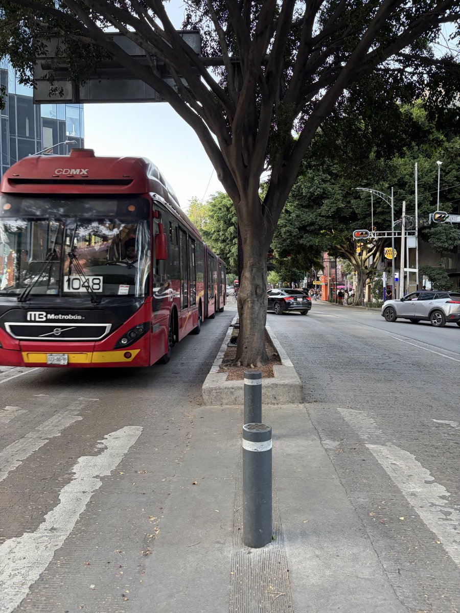 monmargo's tweet photo. Como suele ser costumbre, @MetrobusCDMX pasándose el alto en Av. Insurgentes, aquí al cruce con Monterrey. 

El semáforo no cambió a rojo mientras avanzaba. El conductor decidió acelerar y pasárselo cuando el verde ya estaba para quienes iban sobre Monterrey. https://t.co/Ra5g0zbhta