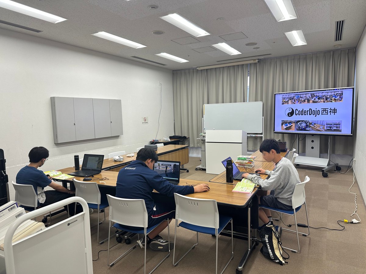 CoderDojoSeisin's tweet photo. 第31回CoderDojo西神を開催中です! 今回はコベカツで見て来てくれた生徒さんもいらっしゃいました! #CoderDojo https://t.co/1xjlUQK41j