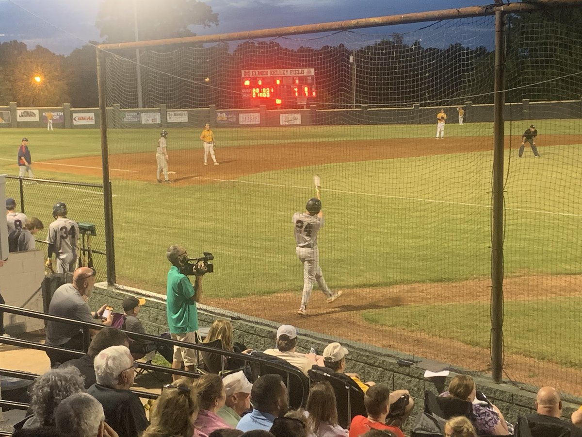 WillCoxKY's tweet photo. Always neat to see @aaronhancock14 in his natural habitat. Does a great job covering @OVLBaseball! Much appreciated! https://t.co/2pPt3Ntefy