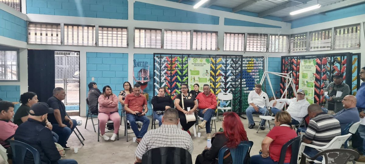 CarlosEReina's tweet photo. Lo que escuchamos hoy en la colonia La Haya, Comayaguela,  fue claro y contundente: la militancia quiere ser escuchada.

Quiere autocrítica. Quiere renovación. Quiere más democracia interna y menos decisiones tomadas desde arriba.

Quienes creemos en @PartidoLibre no debemos temerle a la reflexión ni a la catarsis. Al contrario: solo los partidos capaces de corregirse a sí mismos son capaces de volver a conquistar la confianza del pueblo.

Escuchar, corregir y renovar. Ese es el camino.