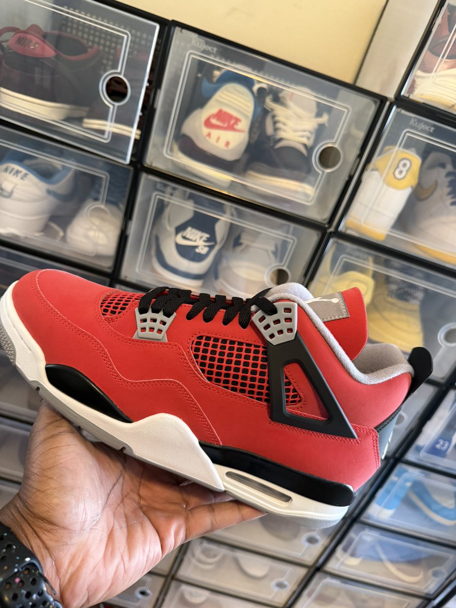 _GhettoHacker's tweet photo. Lace swap w/ white laces https://t.co/l19DftSlf3