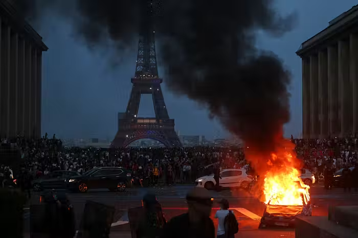 Intrilo's tweet photo. @EmmanuelMacron Is this the "Star" that shines over Paris that you all are so proud over? Cus this is all Europe sees u clown😂 https://t.co/mYzJucF7c4