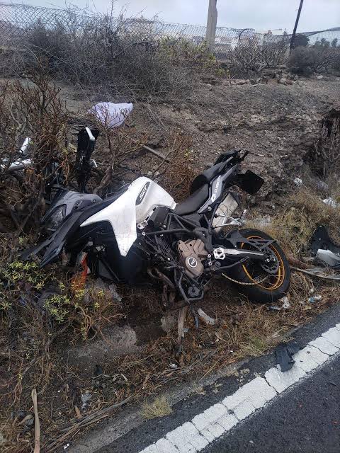 irlandamaya's tweet photo. Los motociclistas en México estan cayendo como moscas!!!... Las defunciones por accidentes en moto, ya son la causa de muerte #1 en México... esta ya debe ser considerado un problema grave de salud pública en México... Tan sólo en el Hospital Magdalena de las Salinas, el hospital mas especializado en trauma, ubicado al norte de la Ciudad de México, reciben de 300 a 150  personas politraumatizadas, accidentadas graves por accidente en moto cada día!!!... Estos lesionados estan desbordando las salaa
a quirúrgicas y los insumos en el ámbito de atención médica en México... mientras las compañías que venden motocicletas en el país como Italika, Vento, Bajaj, y Honda se enriquecen vendiendo motos a bajo costo, en.promedio cuestan 15 mil pesos mexicanos (850 dolares). Nadie, en México, ni la policía, se preocupa por exigir y reglamentar que los motociclistas usen casco certificado y ropa y trajes adecuados y que no transporten niños. Urge un Plan Nacional que evite estas muertes y discapacidades provocadas por los accidentes en moto. Los motociclistas estan cayendo como moscas, el problema es complejo, muchas personas trabajan por necesidad en moto como repartidores. Si. la gente es necia e ignorante, creen que es fácil usar una moto, y la usan sin tomar cursos de manejo previo, sin casco, sin ropa adecuada, y suben a las motos a varias personas y a niños y a bebés!... y ya sabemos que el asfalto vehicular esta lleno de baches, hoyos y en condiciones precarias en todo Mexico y eso empeora el panorama.. El grado de inconsciencia es supremo... hasta creo que deberían a obligarlos a aceptar obligatoriamente la donación de organos en caso de muerte (que es muy probable)... Estas peronas que se accidentan en moto también afectan a todos los que tienen cirugías programadas en los hospitales públicos por otras causas como cáncer, infartos, y otras enfermedades y accidentes... los quirófanos están saturados... por edto tambien es el retraso en las cirugías... Ojalá se haga algo pronto para regular el uso de motocicletas, y los grandes problemas que estan ocasionando en el país.