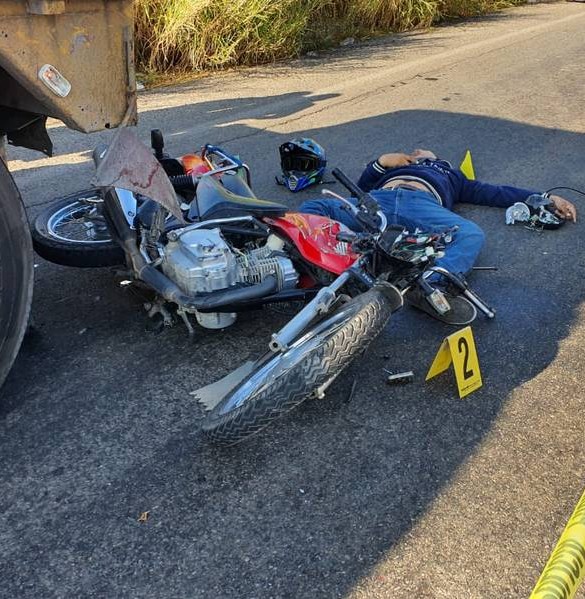 irlandamaya's tweet photo. Los motociclistas en México estan cayendo como moscas!!!... Las defunciones por accidentes en moto, ya son la causa de muerte #1 en México... esta ya debe ser considerado un problema grave de salud pública en México... Tan sólo en el Hospital Magdalena de las Salinas, el hospital mas especializado en trauma, ubicado al norte de la Ciudad de México, reciben de 300 a 150  personas politraumatizadas, accidentadas graves por accidente en moto cada día!!!... Estos lesionados estan desbordando las salaa
a quirúrgicas y los insumos en el ámbito de atención médica en México... mientras las compañías que venden motocicletas en el país como Italika, Vento, Bajaj, y Honda se enriquecen vendiendo motos a bajo costo, en.promedio cuestan 15 mil pesos mexicanos (850 dolares). Nadie, en México, ni la policía, se preocupa por exigir y reglamentar que los motociclistas usen casco certificado y ropa y trajes adecuados y que no transporten niños. Urge un Plan Nacional que evite estas muertes y discapacidades provocadas por los accidentes en moto. Los motociclistas estan cayendo como moscas, el problema es complejo, muchas personas trabajan por necesidad en moto como repartidores. Si. la gente es necia e ignorante, creen que es fácil usar una moto, y la usan sin tomar cursos de manejo previo, sin casco, sin ropa adecuada, y suben a las motos a varias personas y a niños y a bebés!... y ya sabemos que el asfalto vehicular esta lleno de baches, hoyos y en condiciones precarias en todo Mexico y eso empeora el panorama.. El grado de inconsciencia es supremo... hasta creo que deberían a obligarlos a aceptar obligatoriamente la donación de organos en caso de muerte (que es muy probable)... Estas peronas que se accidentan en moto también afectan a todos los que tienen cirugías programadas en los hospitales públicos por otras causas como cáncer, infartos, y otras enfermedades y accidentes... los quirófanos están saturados... por edto tambien es el retraso en las cirugías... Ojalá se haga algo pronto para regular el uso de motocicletas, y los grandes problemas que estan ocasionando en el país.