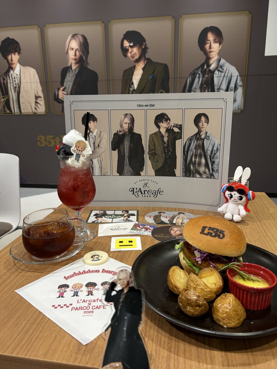 Mikarc0129's tweet photo. 最高に幸せ空間だったー🥹💓✨
ラルクのMV見ながら食事して、ラルクワールドに染まって、happyだった💓
ラルクがこんな大きく街中にあって嬉しすぎる✨
アクリルクリップハイさん一発で出て歓喜😆

#ラルカフェ
#LArcafe
#ラルク
#渋谷PARCO
#larc35th https://t.co/tf2xEmZtDm