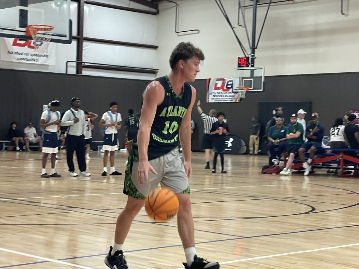 Swanny1973's tweet photo. Good day of games here at UA Grind Greenville. Plenty of talent all over the gym here at DL6. 

Checkout the site all weekend for coverage. 

https://t.co/Sm5jrXi4J3

#SwannysRoundballReview https://t.co/oiASmeprfk