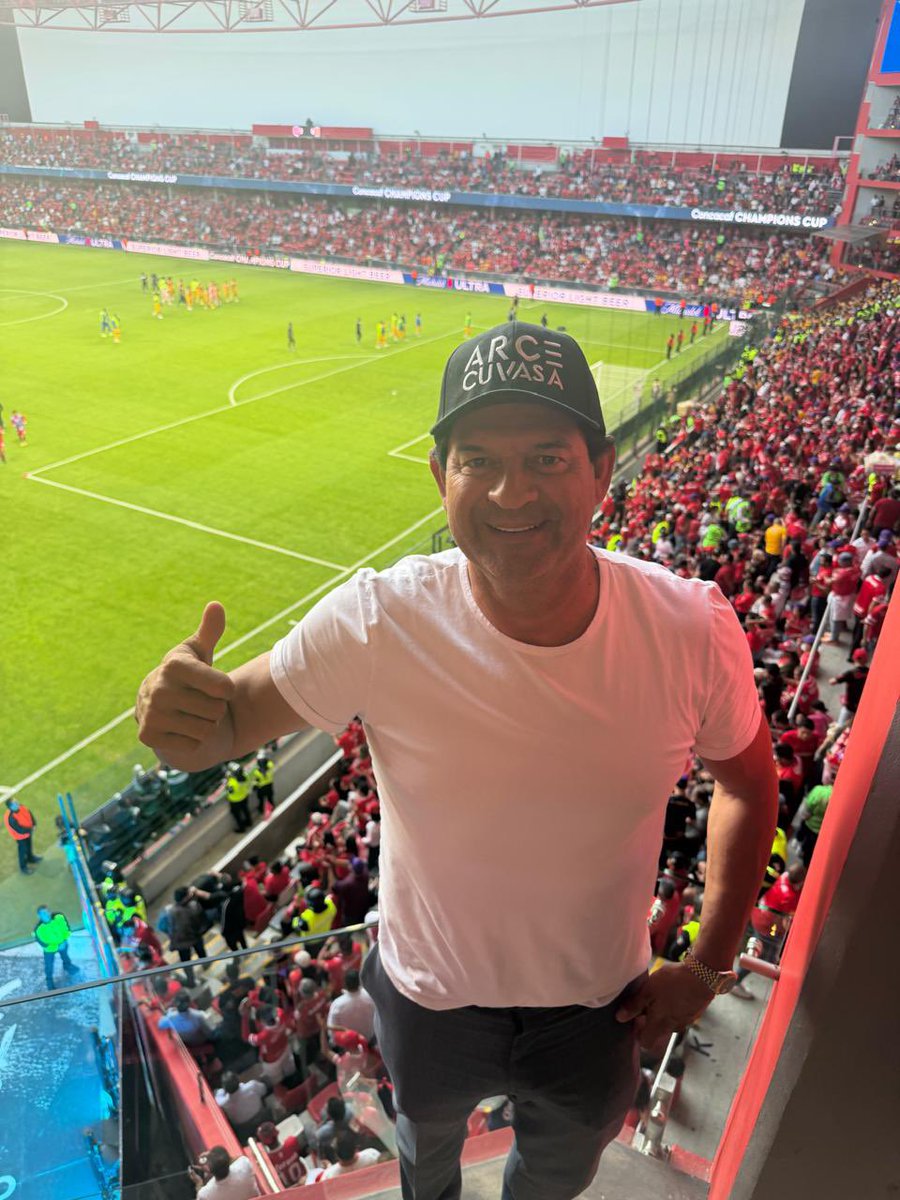 PepeCardozo249's tweet photo. Una vez más presente en una final de mi @TolucaFC, gracias a mis amigos de @CuvasaMx  ¡Vamos Diablos! 👹⚽️ https://t.co/sThzH7ReXi