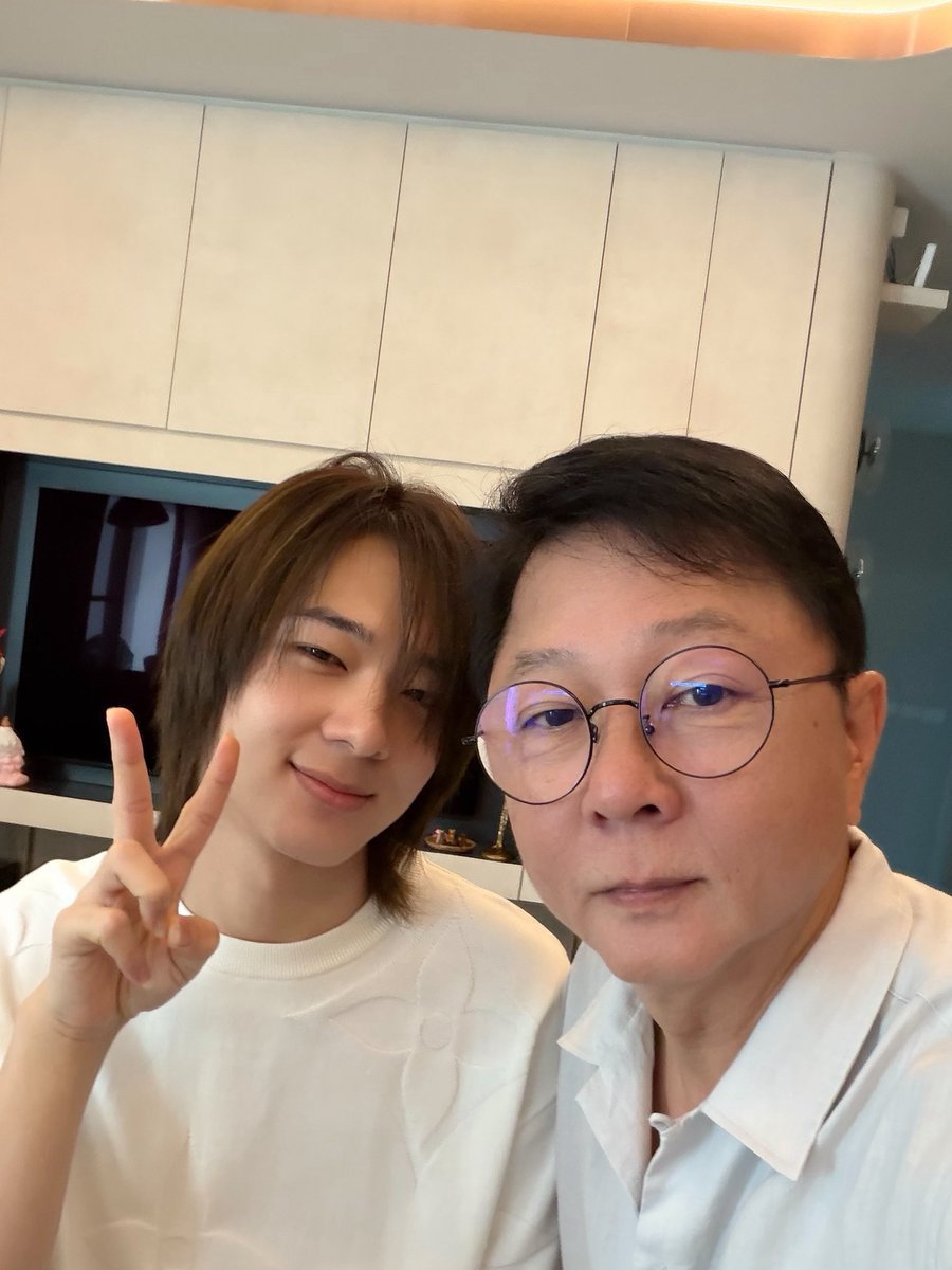 woainewofficial's tweet photo. ฤกษ์งามยามดี เจ้าของบ้านหน้าตาสดชื่นแจ่มใส ✨️ เตรียมพร้อมทำบุญขึ้นบ้านใหม่แล้วค่ะ ขอให้บ้านเพริศพิริยะวงศ์ ร่มเย็นเป็นสุข เฮง ๆ ปัง ๆ ตลอดไปเลยนะคะ 🎊

#ทำบุญขึ้นบ้านใหม่นุนิว

— @CwrNew ♡ #NuNew https://t.co/QnimfuT7wq