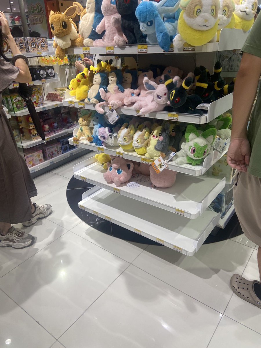 rintan2331's tweet photo. ポケセン☺️ぬいぐるみ欲しくて先ずは
可愛い小さいサイズを買おうかな～と。
推し以外にも、ぽこポケで初めて知った子が
並んでいて可愛い～♥️空間だぁ✨️ https://t.co/RPhPyZqdm6