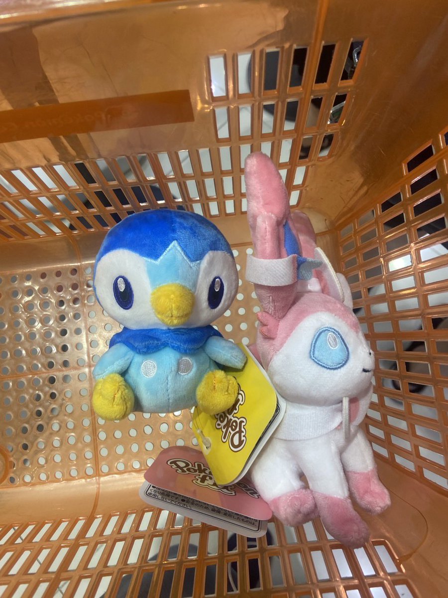 rintan2331's tweet photo. ポケセン☺️ぬいぐるみ欲しくて先ずは
可愛い小さいサイズを買おうかな～と。
推し以外にも、ぽこポケで初めて知った子が
並んでいて可愛い～♥️空間だぁ✨️ https://t.co/RPhPyZqdm6