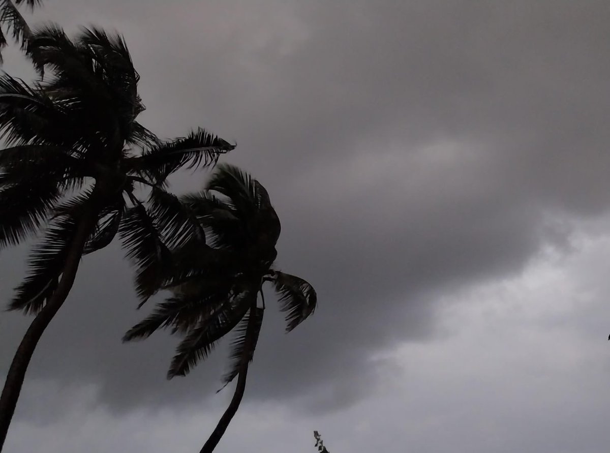 richapintoi's tweet photo. Pre monsoon rain accompanied by thunder and lightning in Juhu, Bandra, Andheri West today around 5.45 am https://t.co/Ei4N9Rt178