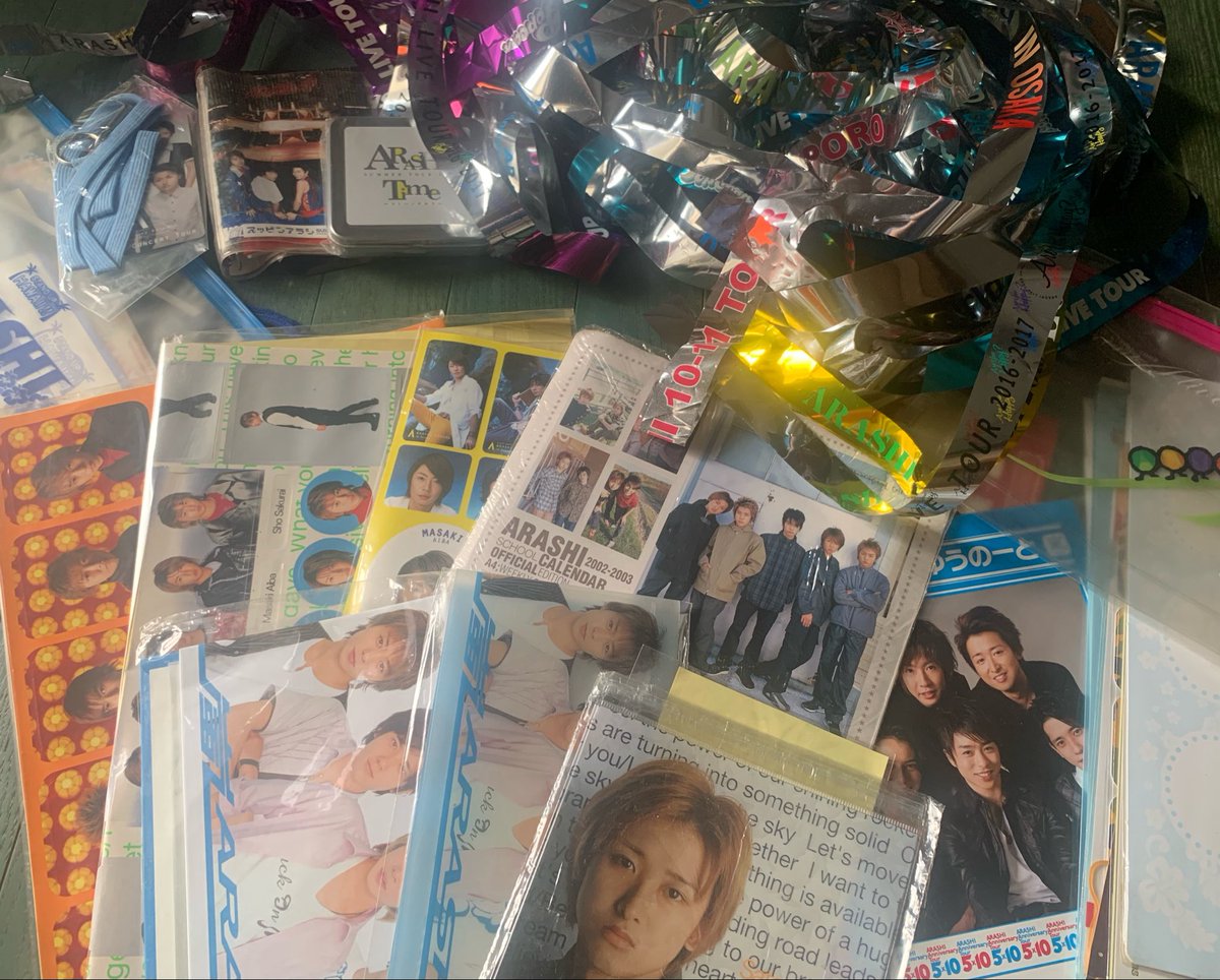 sk931064's tweet photo. デビュー日の握手会、
2002年のStand up Hawaii、
2006年と2008年のアジアツアー、
2008年からの国立、
2014年のHawaiiコン、
そして毎年のコンサートツアーや嵐フェス…

毎回参加できて幸せでした。
共に戦い抜くこと誓い過ごした日々が人生の宝物です。
皆幸せであれ。

 #嵐に感謝を込めて https://t.co/KqGU1HNiWS