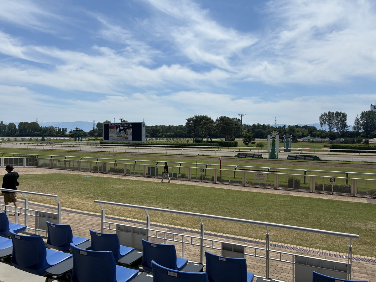 da_da_072's tweet photo. ダービーだし新潟競馬場来ちゃった https://t.co/DGL3goj1jg