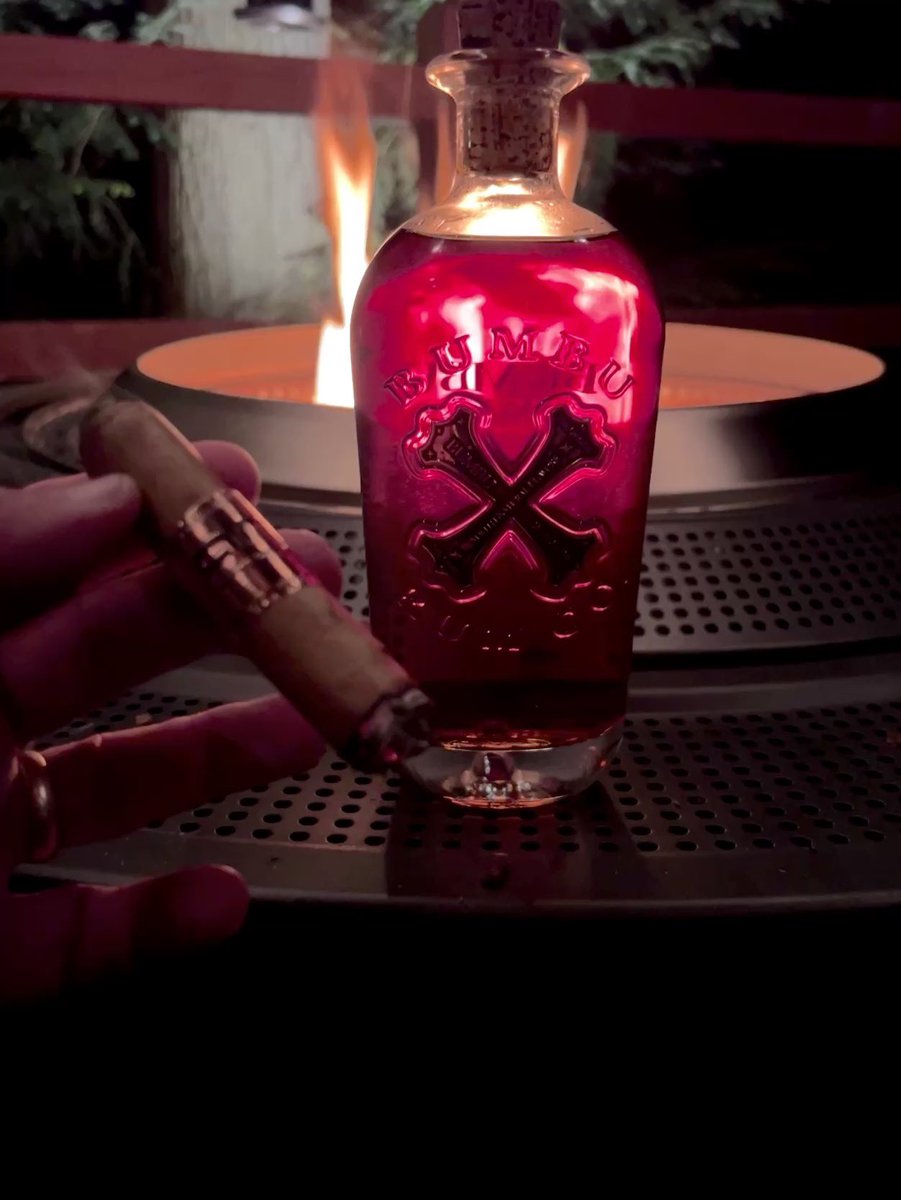 mjanzalone's tweet photo. Finishing up this Eternal  Knot Rosè @yyoeliza cigar with a little bit of @OriginalBumbu Rum . https://t.co/NuC8VNFeUZ