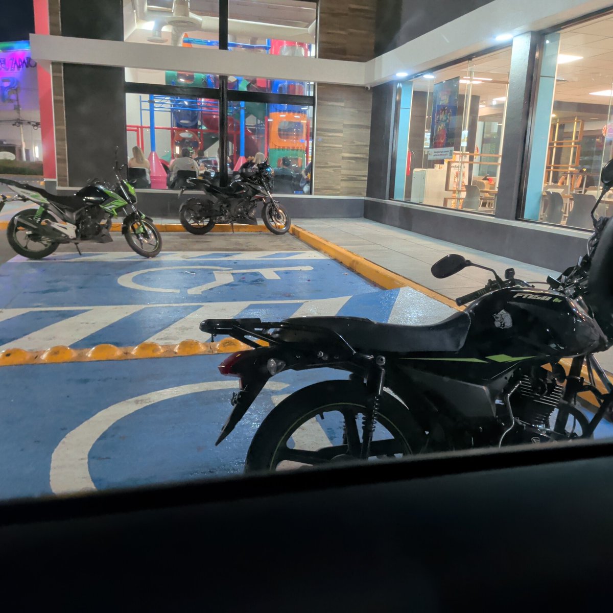 Neneyey's tweet photo. @movilidad_leon lo que se encuentra uno en @McDonaldsMexico de López Mateos por Zona Piel. Motos ocupando lugares para discapacitados. https://t.co/OXn6A3paRt