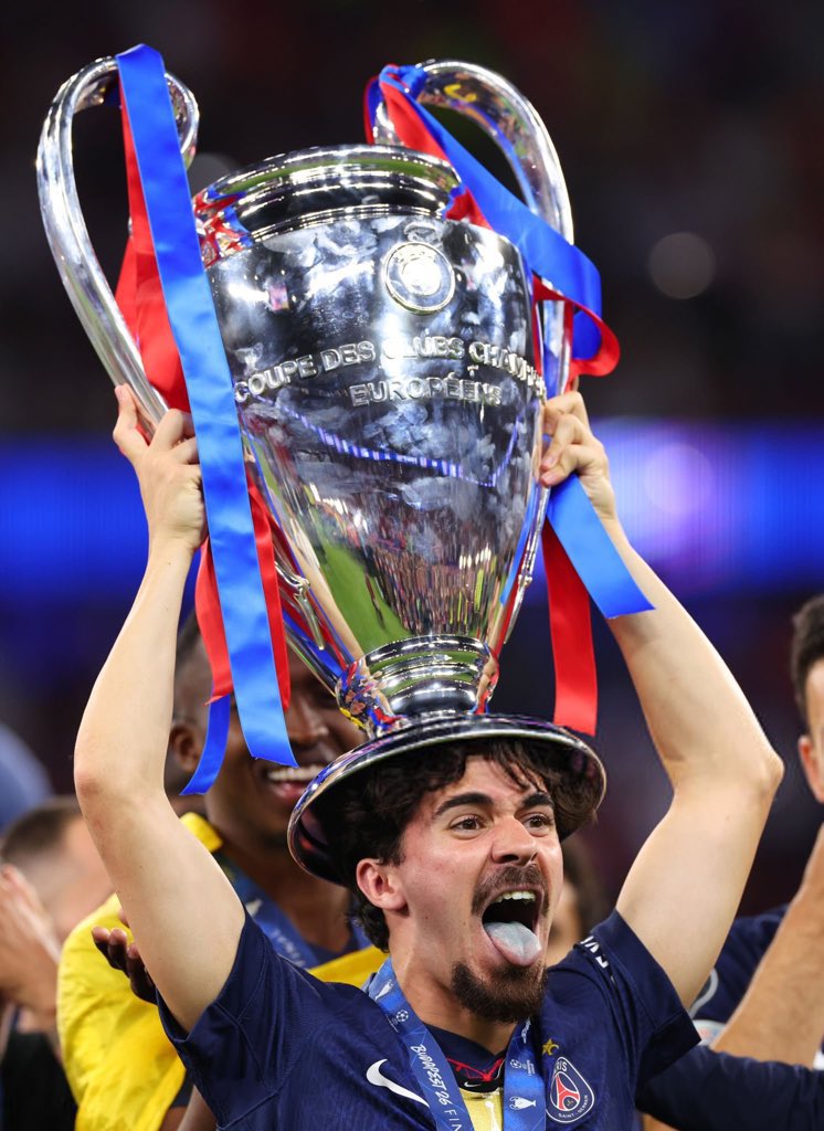 LionelPepsiOff's tweet photo. CHAMPIONS 🔴🔵🔥🎆🎇

LE BACK 2 BACK EST FAIT ⭐️⭐️

MAINTENANT L’OM SONT NOS PETITS POUR DE BON 🫵🤣🤣🤣 https://t.co/mLRIxEx7dp