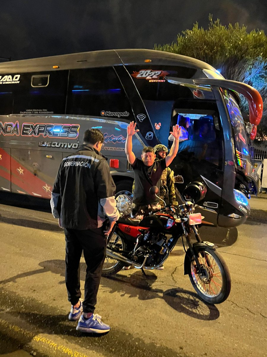 xbermudezlec's tweet photo. Esta noche, en coordinación con @PoliciaEcuador, @FFAAECUADOR  e Intendencia, ejecutamos operativos #CAMEX en los sectores de la Av. Remigio Crespo y la Terminal Terrestre de Cuenca.

Acciones ejecutadas:
✅ 70 vehículos revisados
✅ 20 motocicletas inspeccionadas
✅ 52 personas registradas

Seguimos trabajando de manera articulada para fortalecer la seguridad, mantener el orden y prevenir actividades ilícitas en la ciudad.