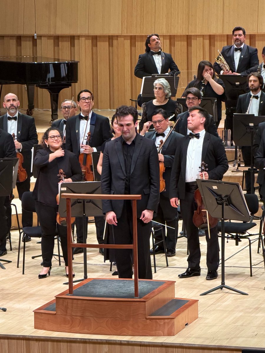 PalavecinoCL's tweet photo. Emocionante dirección de Ian Niederhoffer de la Sinfonía N° 9, “La grande” de Franz Schubert. Muy bien también el Concierto para Oboe del chileno Bustamante. La gente aplaudió todo: aplaudió al primer violín, aplaudió todos los movimientos de la sinfonía. Aplaudir es gratis 😆 https://t.co/qjqZm6hYso