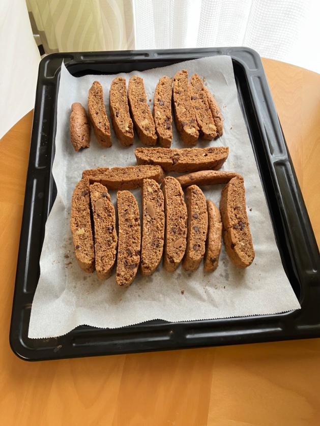 ccr_ribbons's tweet photo. 今日は、ココア生地の
ビスコッティ🍪
好きなもの、たくさん
入れた〜😋

チョコチップ
オレンジピール
ココナツ
アーモンド
くるみ
ごま
オートミール
インスタントコーヒーも少し

#biscotti 
#焼き菓子だいすき
#bakedgoods 
#おやつ作り　
#nosweetsnolife https://t.co/PfsJ0W43BQ