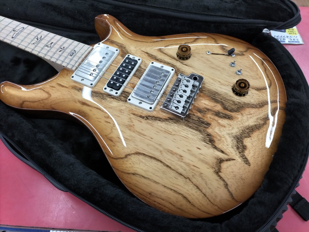 hardushiku's tweet photo. PRSの2025年モデル、SWAMP ASH SPECIALを買取させて頂きました！！
個体毎に表情の違うアッシュ材ですが、こちらは大自然を感じさせるような大変美しい杢目が特徴の一本です！！

#ハードオフ #PRS #エレキギター #アッシュ #杢目 https://t.co/kKrWM55jht
