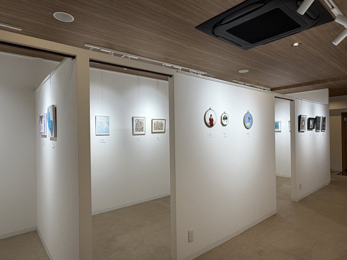 gallery_andsing's tweet photo. 企画公募展『つながり』4日目です！
34名の作家さんによる51点の作品が展示されています。

ぜひ3つの小部屋をめぐりながら、多彩なつながりをお楽しみください♪

ご来場、お待ちしております！ https://t.co/T3AeMHhw8T