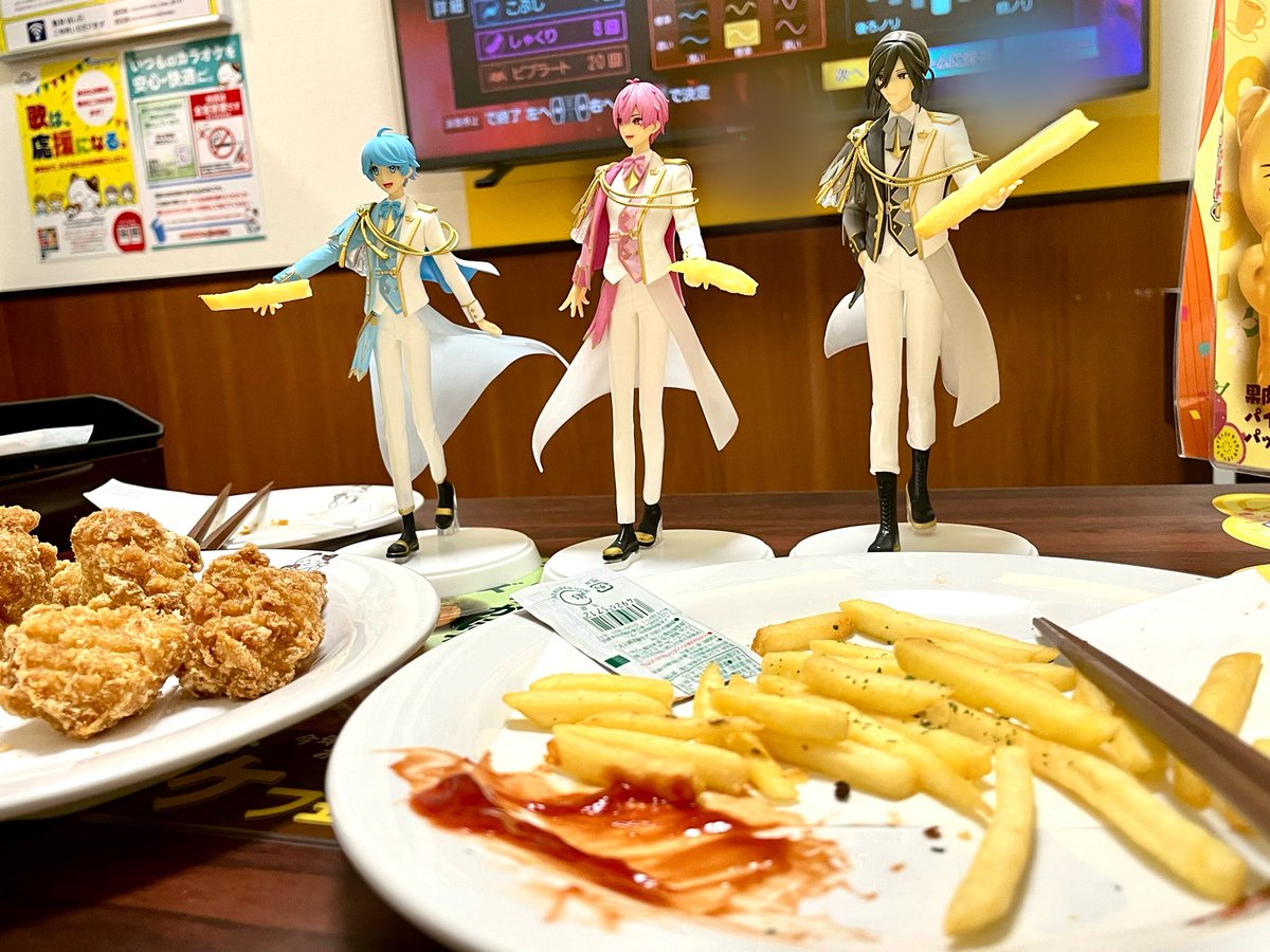 FqW2h's tweet photo. #いれいすに叱られ隊

友達と二人でフィギュア持ち寄ってポテトを持たせてました。
ちゃんと持たせる前と持たせた後に消毒しました。
そしてちゃんと持たせたポテトは食べました。
許してください。 https://t.co/0A0A5M1UC7