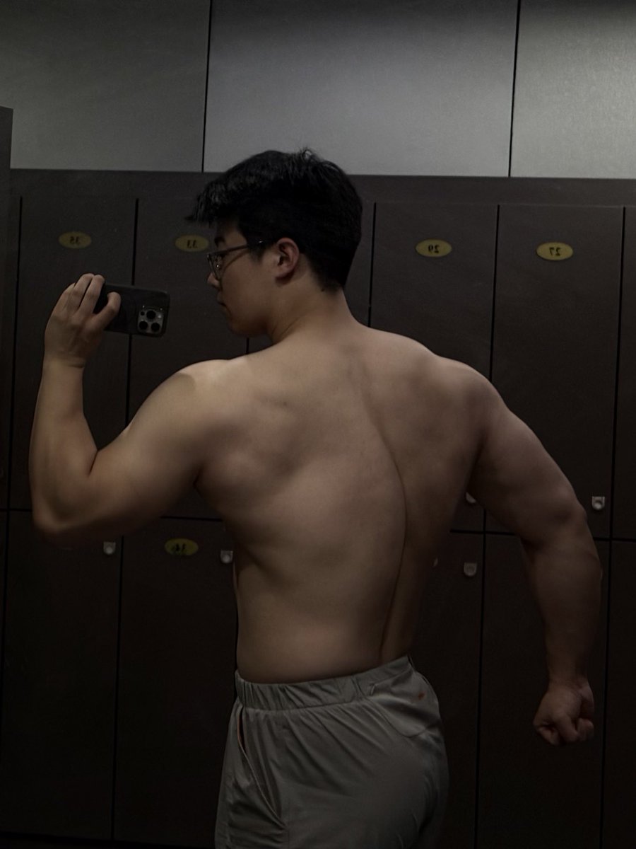 ws99887's tweet photo. 练背日 #健身 #肌肉 #男妈妈 #男菩萨 #男大学生 https://t.co/W8sBl8tHmE