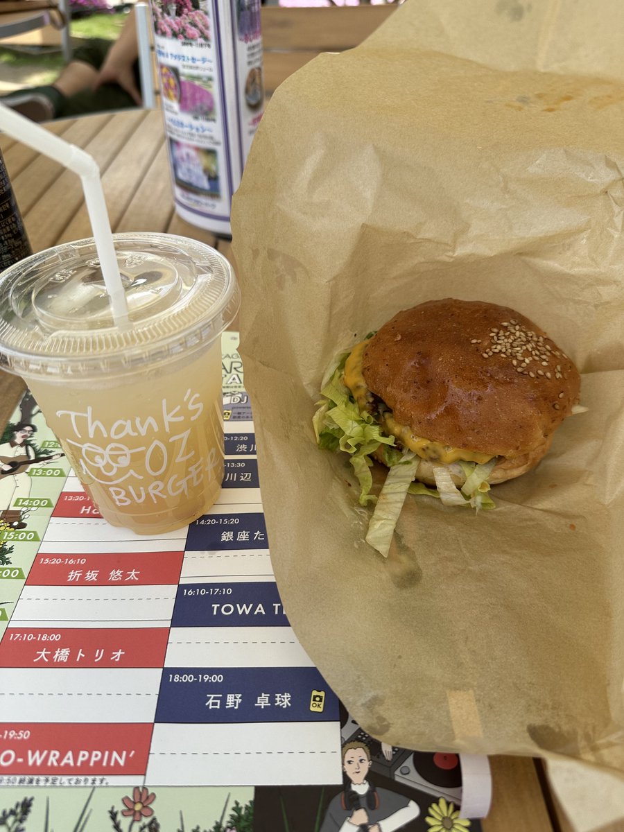 maring555's tweet photo. フェスで、ハンバーガー食べてる。うまーい❣️ https://t.co/2uR8of4zI8