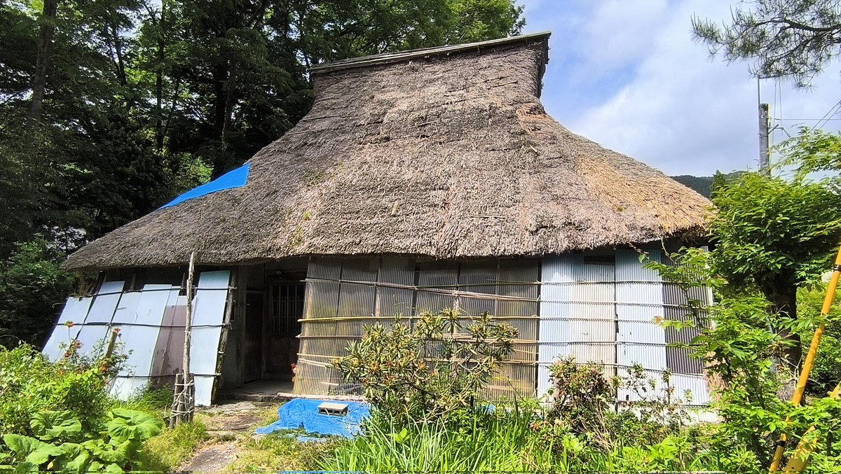 retro_landscape's tweet photo. 在原業平の伝説が残る滋賀県の在原集落
かつては茅葺民家が高密度で残存していたが現在は数軒のみ

穏やかな時間が流れる、隠れ里のような集落でした https://t.co/nyGbH6cDMT
