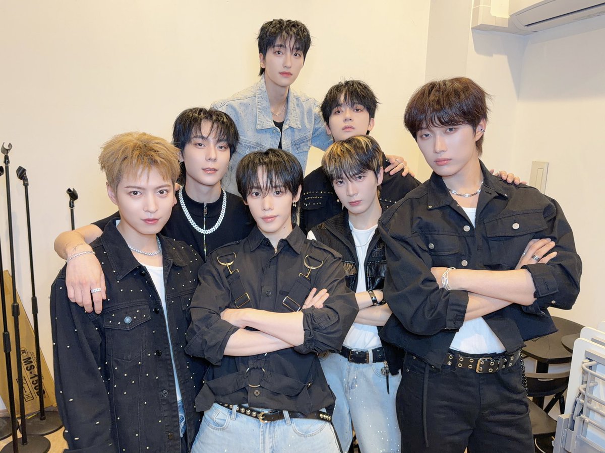 OmegaX_official's tweet photo. [📸]

OMEGA X JAPAN FAN LIVE EVENT episode 1 "STAY, OMEGA X" 🤍

도쿄 이틀차도 포애기들 덕분에 너무 행복했어요 💥💗
일요일도 재밌게 놀아요 😎

#OMEGA_X #오메가엑스 https://t.co/q55RjcsCkY