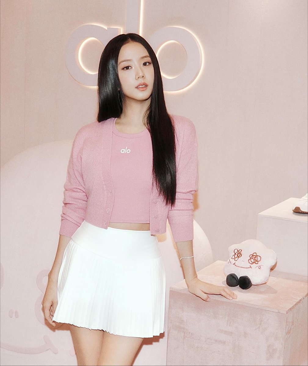 jisooth_news's tweet photo. จีซูถูกกล่าวถึงในบทความของ ELLE ฮ่องกงเกี่ยวกับ @AloYoga ที่กลายเป็นหนึ่งในแบรนด์เครื่องแต่งกายโยคะที่เติบโตเร็วที่สุดในช่วงไม่กี่ปีที่ผ่านมา

"ผู้คนจำนวนมากเริ่มรู้จัก Alo Yoga ผ่านการรับรองจาก #JISOO ซึ่งช่วยส่งเสริมความนิยมและความสำเร็จของแบรนด์ในเอเชีย"

@officialBLISSOO https://t.co/U6BCAbZga9