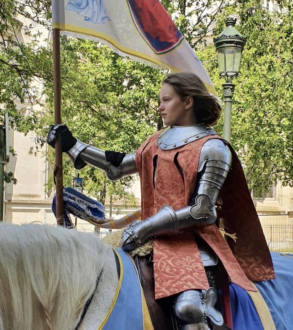 RosaryQuotes123's tweet photo. The one on the right is Clotilde d’Arc, a direct descendant of St. Joan of Arc’s brother Pierre, dressed as the belov d saint. https://t.co/dz5aWhSzsM
