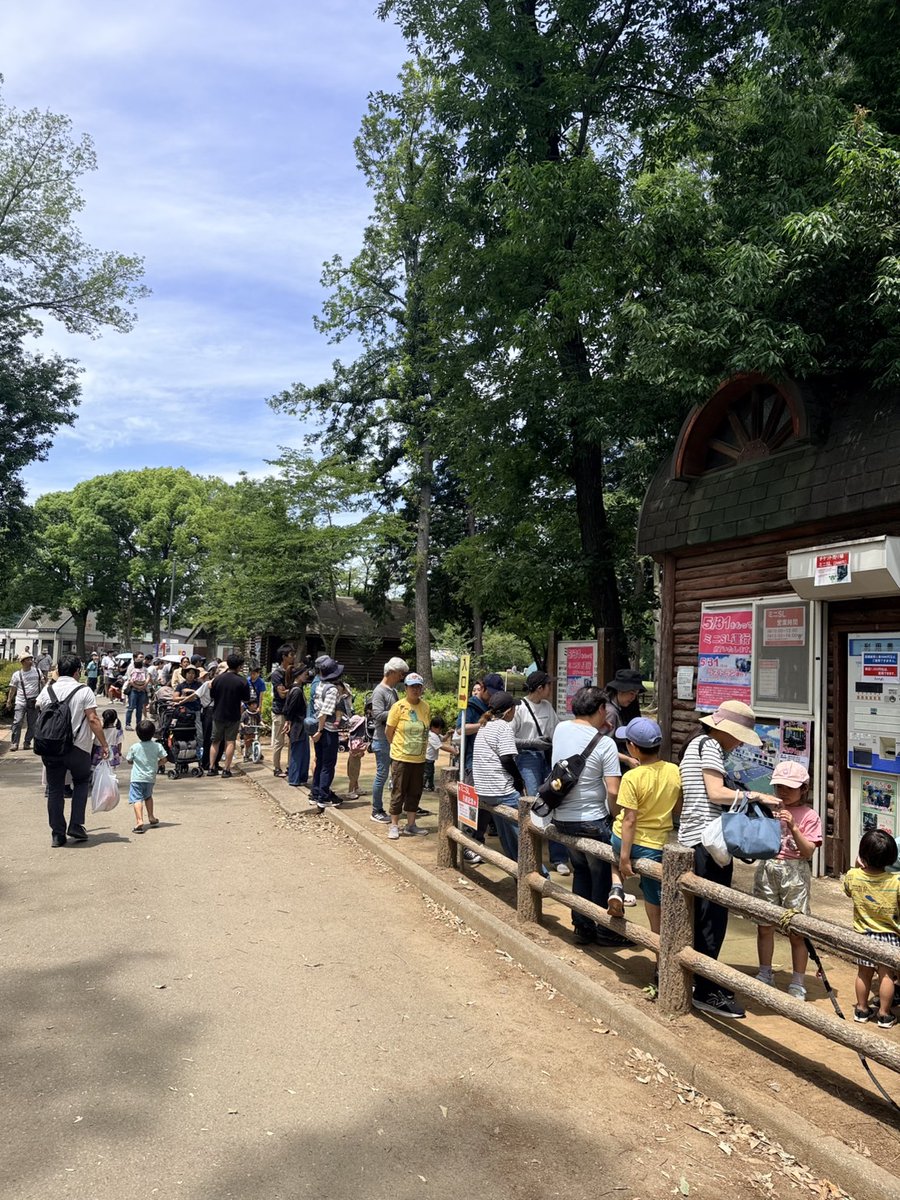 kawamotoSGP's tweet photo. 本日のミニSLラストランですが、朝から大盛況です❗️
まだまだ暑いですが、本日16時まで運行しておりますので、是非いらしてください
引退記念品も配布しております✨ https://t.co/39CnSltmE1