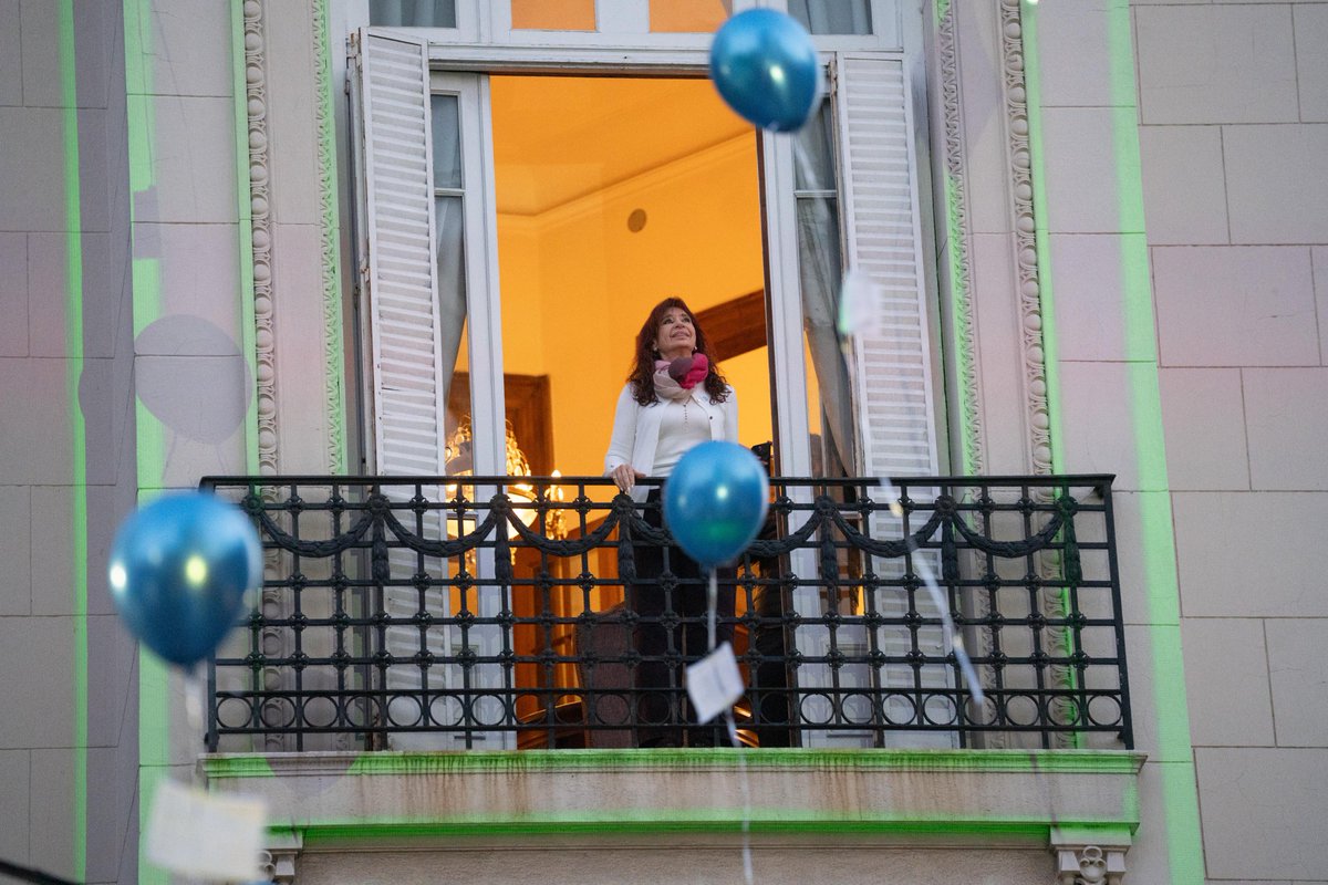 FlorLampreabe's tweet photo. HURLINGHAM, CON CRISTINA HASTA LA LUNA

Lealtad y corazón, de Hurlingham a San José y de San José a la Rosada. https://t.co/QrY5DGQZyT